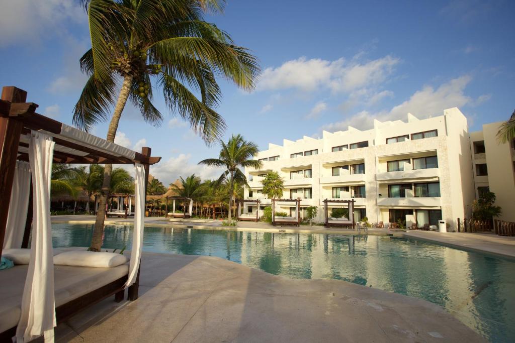 Akumal Bay Beach & Wellness Resort family-friendly all-inclusive with beachfront pools, wellness programs, and sea turtle snorkeling in Akumal, Mexico.